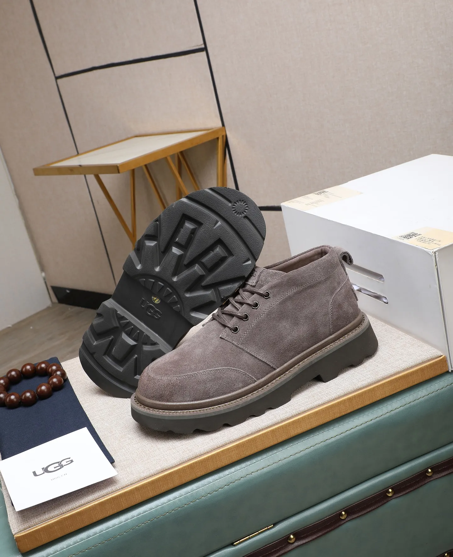 Men's shoes 💰640 (full genuine wool lining, 10% off for fake ones) Please pay attention to the quality of the original item and compare the thickness of the wool 🏮🏮 Popular UGG men's shoes from Australia's warm luxury brand, the official website is synchronized, Beckham men's style..., made of imported first-layer waxed cowhide, waxed toe cap, Australian real wool velvet lining Carefully sewn...Imported rubber Martin boots outsole (comfortable, soft, wear-resistant) The quality is really great...Exquisite workmanship, you won't be able to put it down at first sight, size 39-44 (customized in 45)